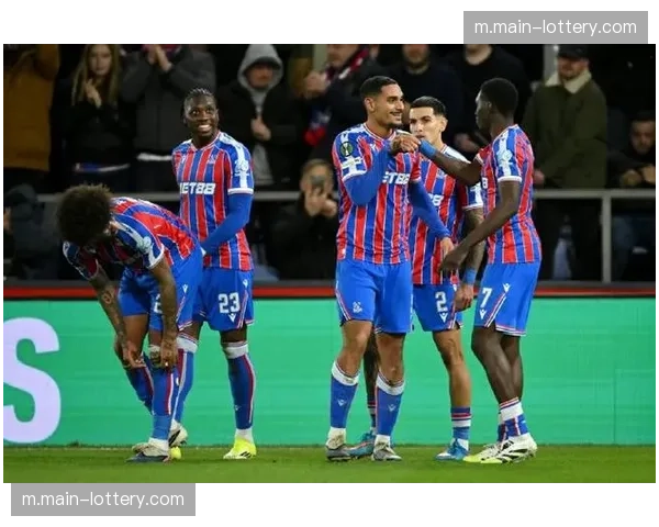 拉克鲁瓦开场闪击后染红离场 水晶宫后卫攻防表现两极 拉克鲁瓦开场闪击后染红离场 水晶宫后卫攻防表现两极